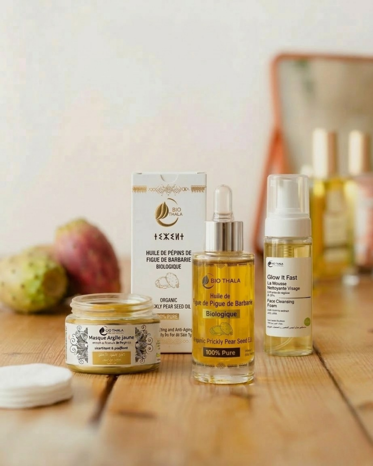 Huile de pépins de figue de Barbarie bio, masque à l'argile jaune et mousse nettoyante Glow It Fast Biothala, figues de Barbarie en arrière-plan