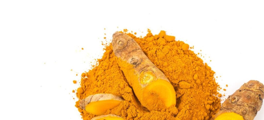 Poudre et racines de curcuma